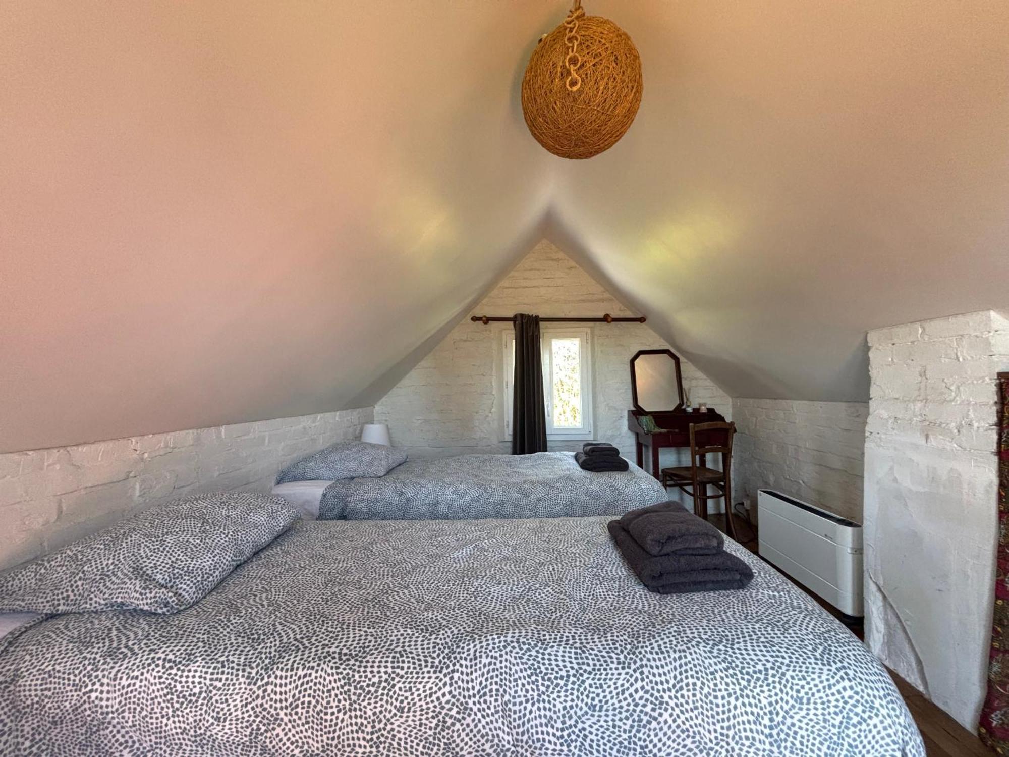 Commes Maison De Campagne Lumineuse Spacieuse Dans Impasse Au Calme A Proximite D'Un Chateau Deux Verandas Grand Jardin Cabane Pour Velos, Pres Port En Bessin Et Bayeux, Proche Plages Du Debarquement מראה חיצוני תמונה