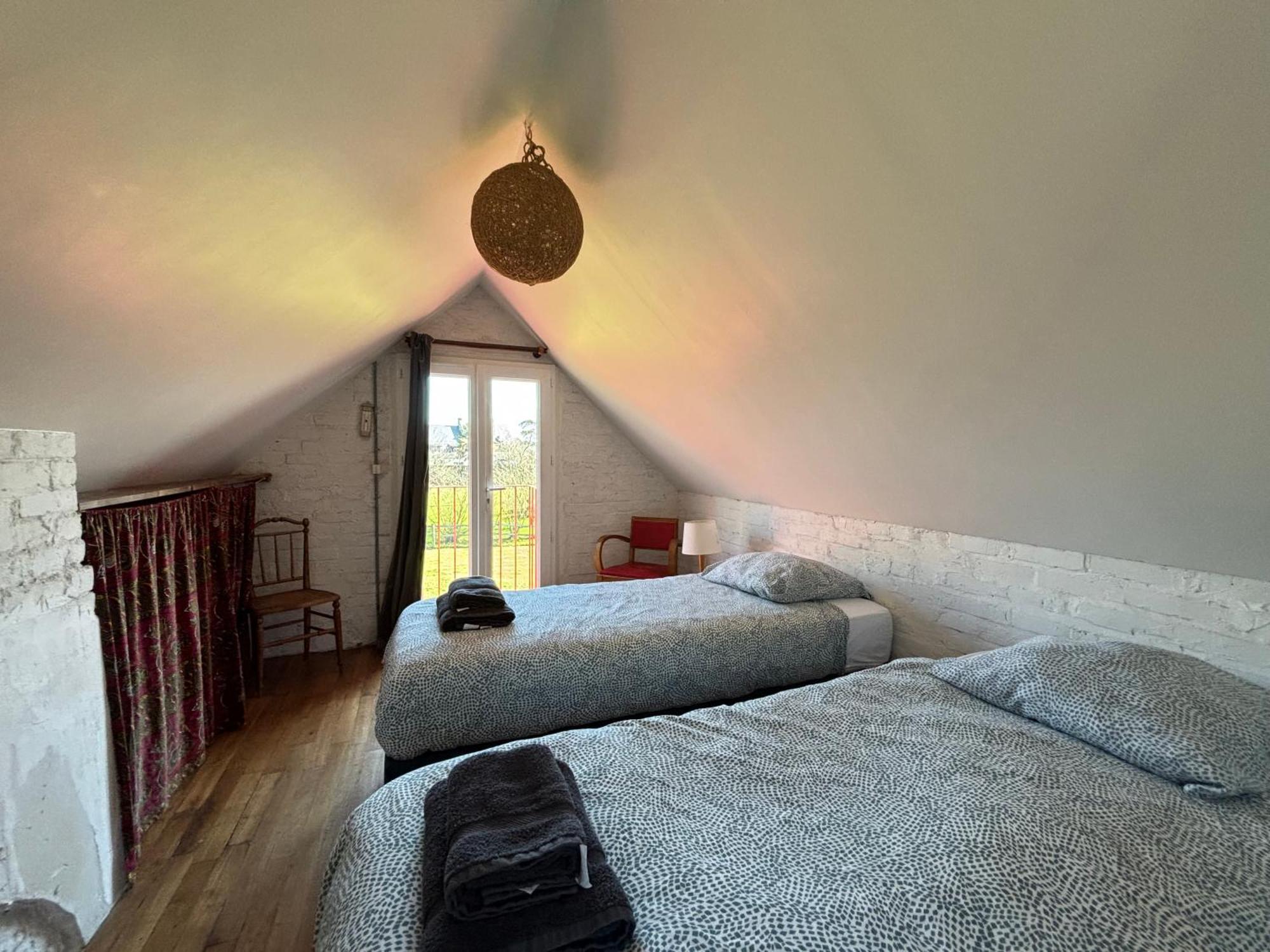 Commes Maison De Campagne Lumineuse Spacieuse Dans Impasse Au Calme A Proximite D'Un Chateau Deux Verandas Grand Jardin Cabane Pour Velos, Pres Port En Bessin Et Bayeux, Proche Plages Du Debarquement מראה חיצוני תמונה